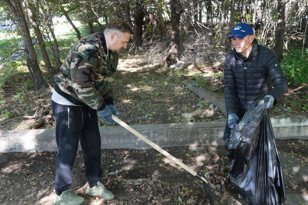 Депутаты в деле!. В минувшие выходные депутаты Хабаровской городской Думы взяли лопаты и грабли, чтобы принять участие в субботнике