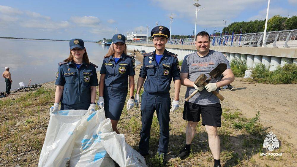 В Городе юности сотрудники МЧС России со своими семьями приняли участие в экологической акции