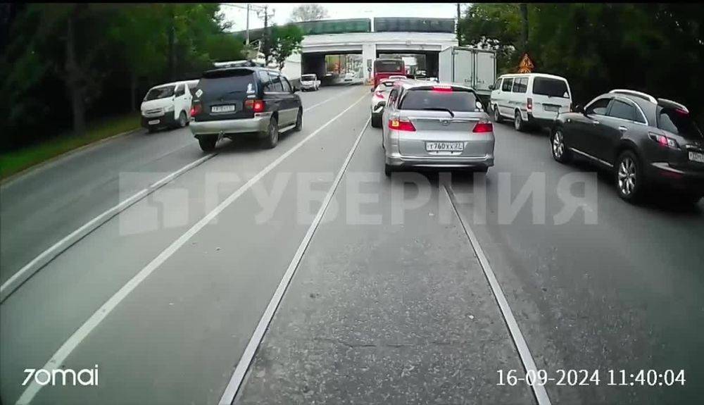 В Хабаровске водитель объехал пробку на улице Воронежской по встречке