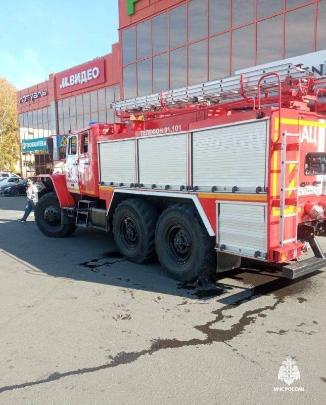 Условный пожар был успешно ликвидирован во время учения в одном из торговых центров Города Юности