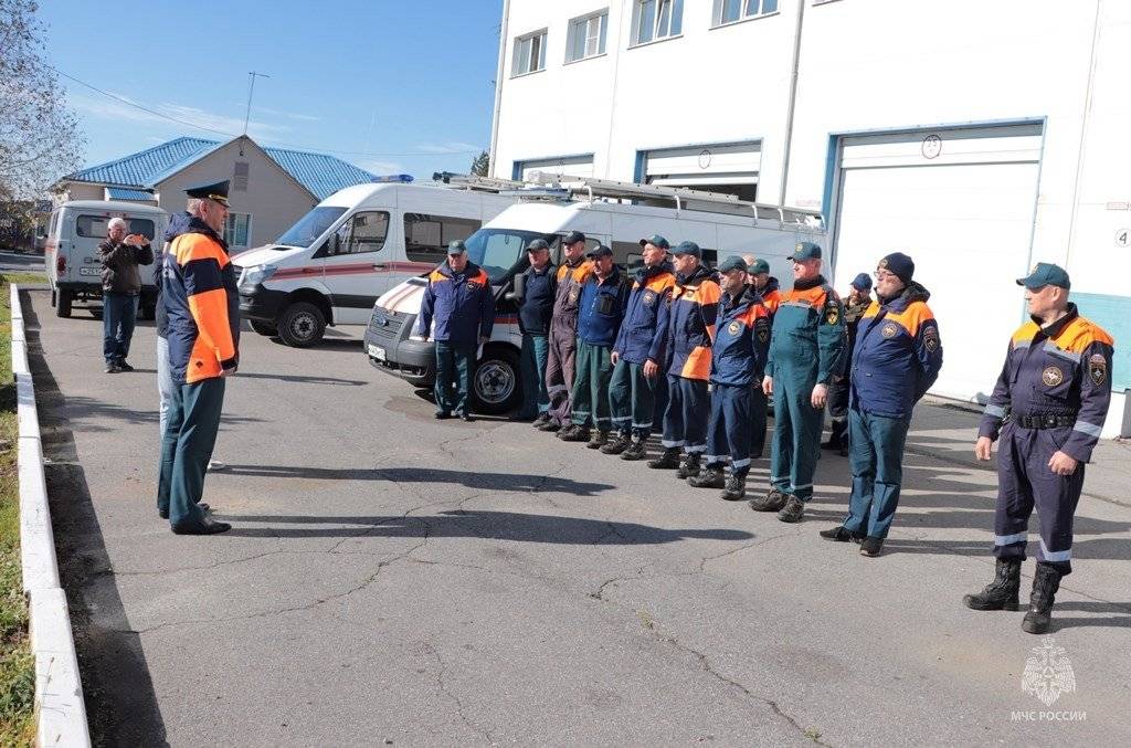 Хабаровские спасатели готовят спецтранспорт к работе в зимних условиях1