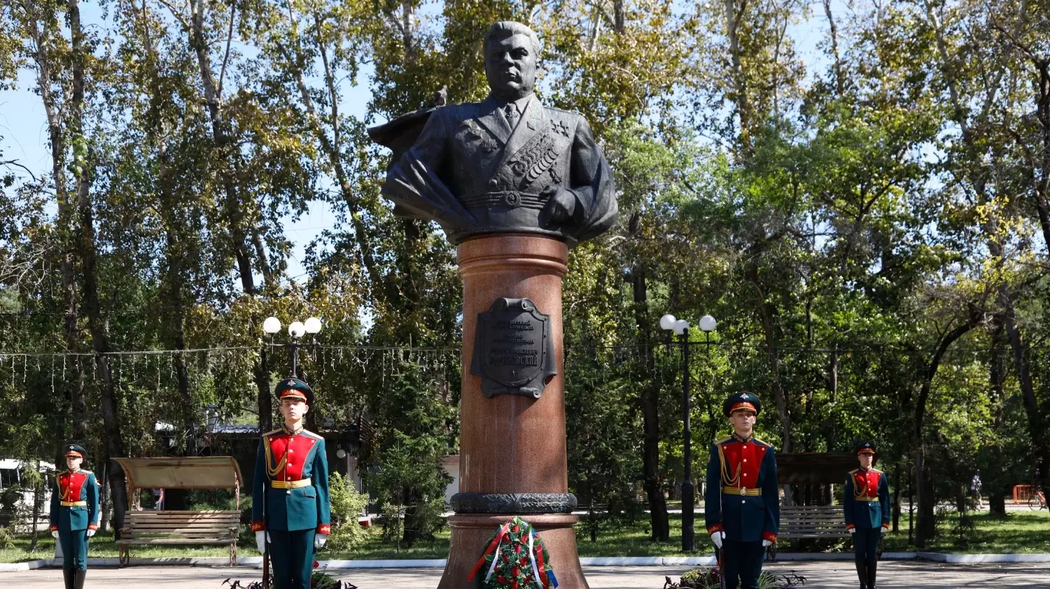 К памятникам Маршалам Советского Союза возложили цветы военнослужащие в Хабаровске1