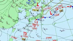 Картина дня в Приморье: закрытие мостов, опасный тайфун и военный вертолет в небе1