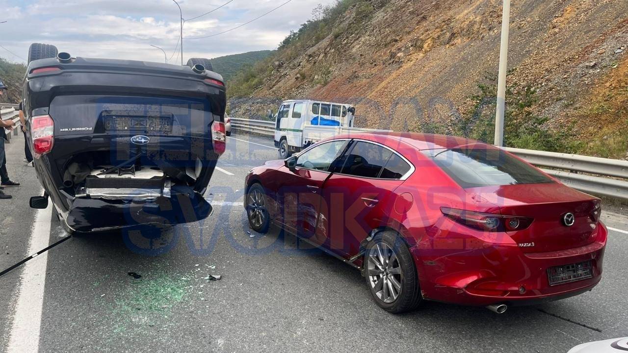 Кроссовер перевернулся в массовой аварии во Владивостоке — фото3