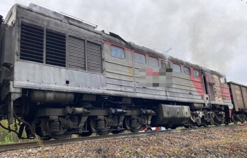 Локомотив в составе грузового поезда с углем загорелся в Хабаровском крае Восточное МСУТ СК России