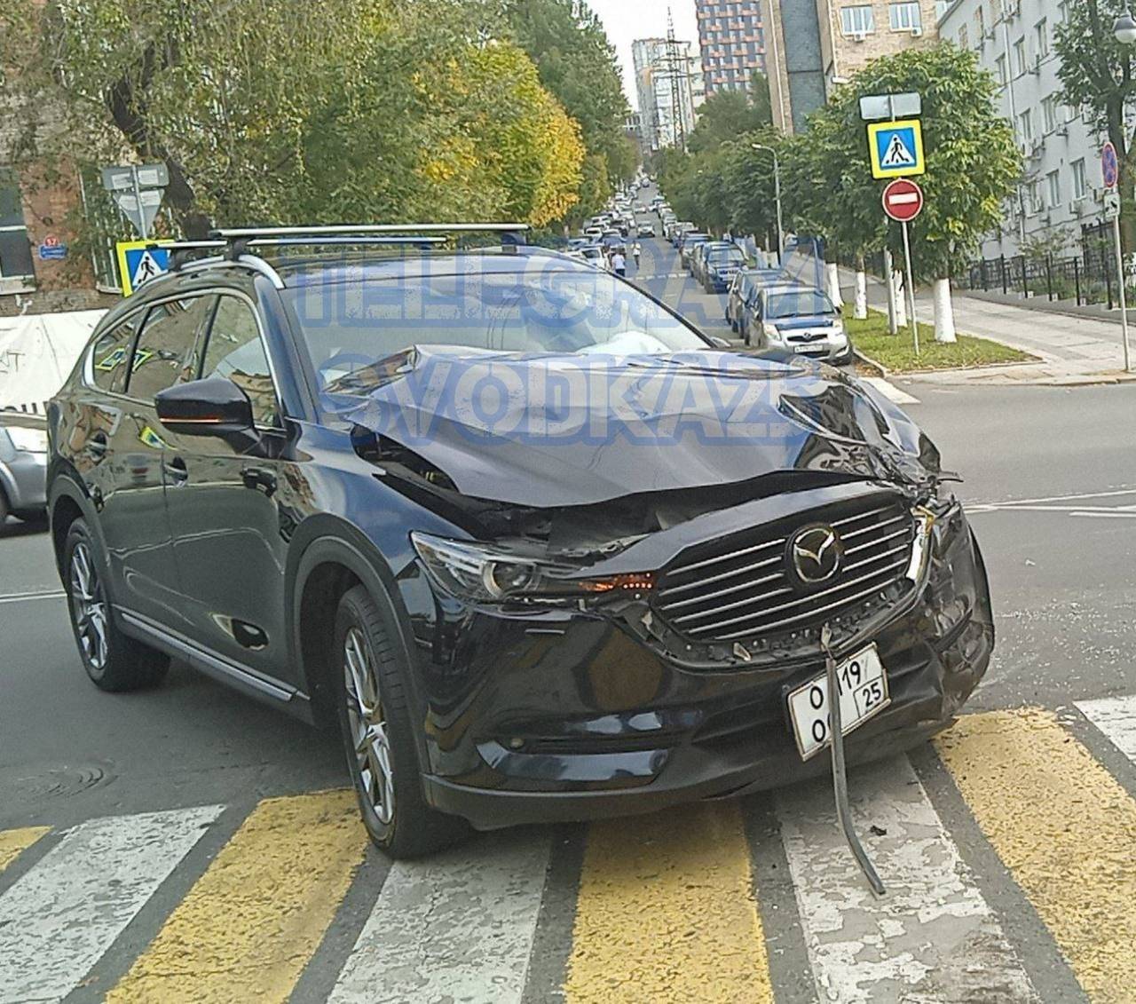 Машина влетела в здание и сбила пешеходов в Приморье: пострадавшая в реанимации3