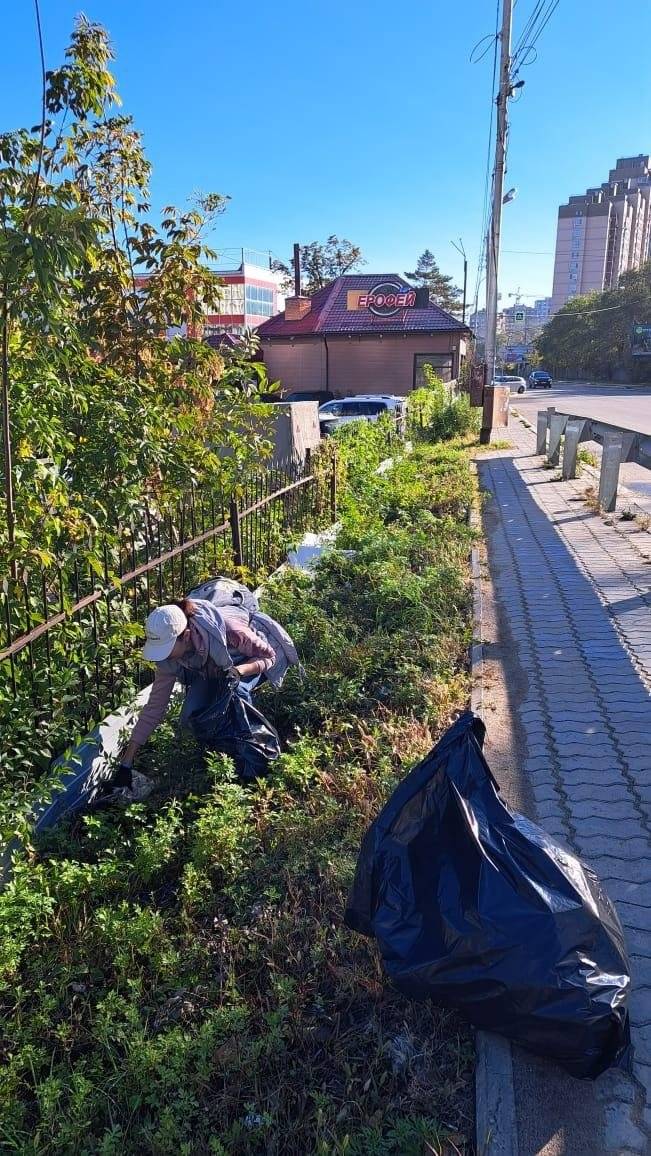 Мётлы, грабли и лопаты взяли в руки жители Хабаровского края и наводят чистоту5