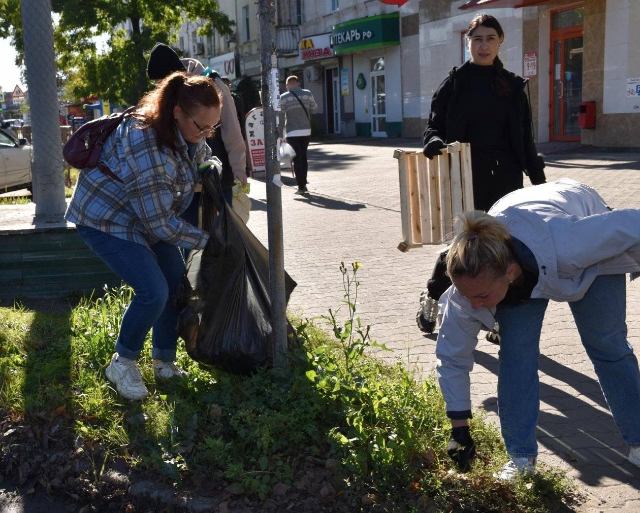 Мётлы, грабли и лопаты взяли в руки жители Хабаровского края и наводят чистоту9