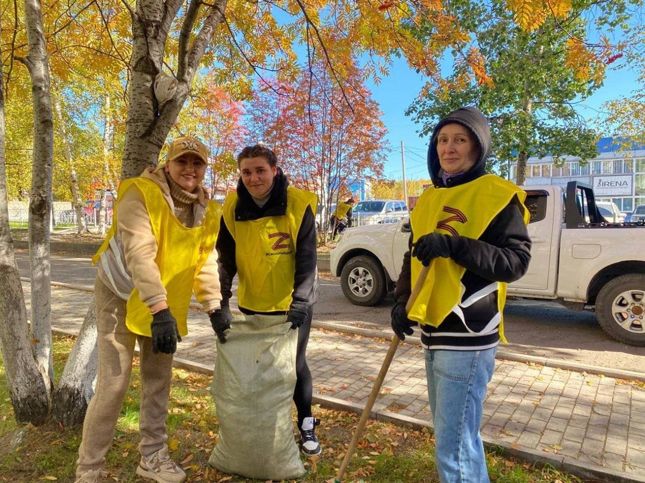 Мётлы, грабли и лопаты взяли в руки жители Хабаровского края и наводят чистоту40