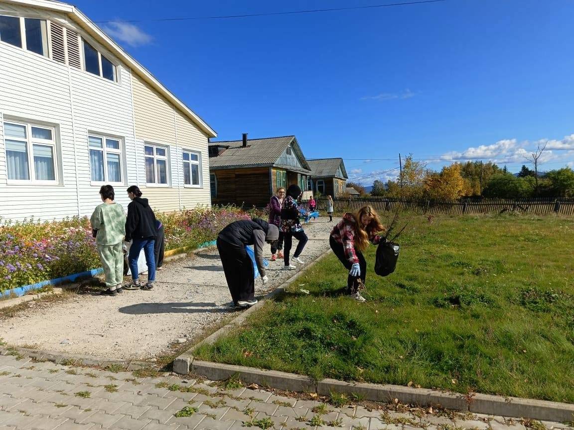 Мётлы, грабли и лопаты взяли в руки жители Хабаровского края и наводят чистоту47