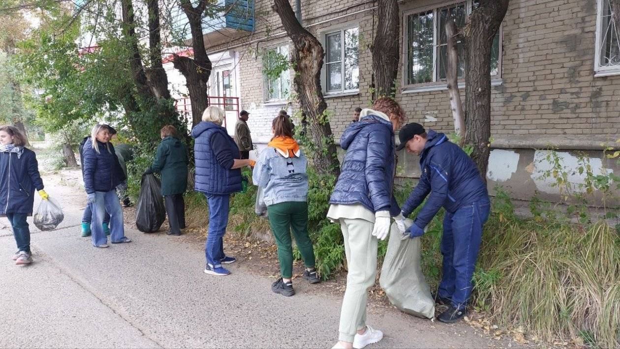 Мётлы, грабли и лопаты взяли в руки жители Хабаровского края и наводят чистоту32