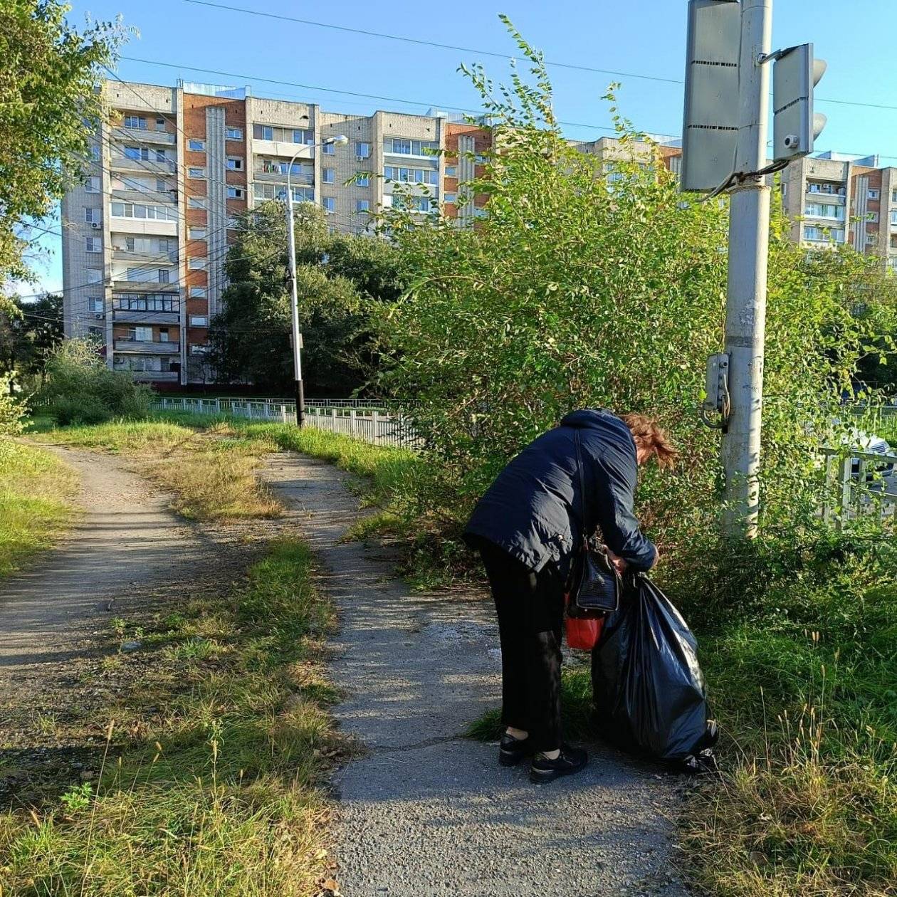 Мётлы, грабли и лопаты взяли в руки жители Хабаровского края и наводят чистоту7