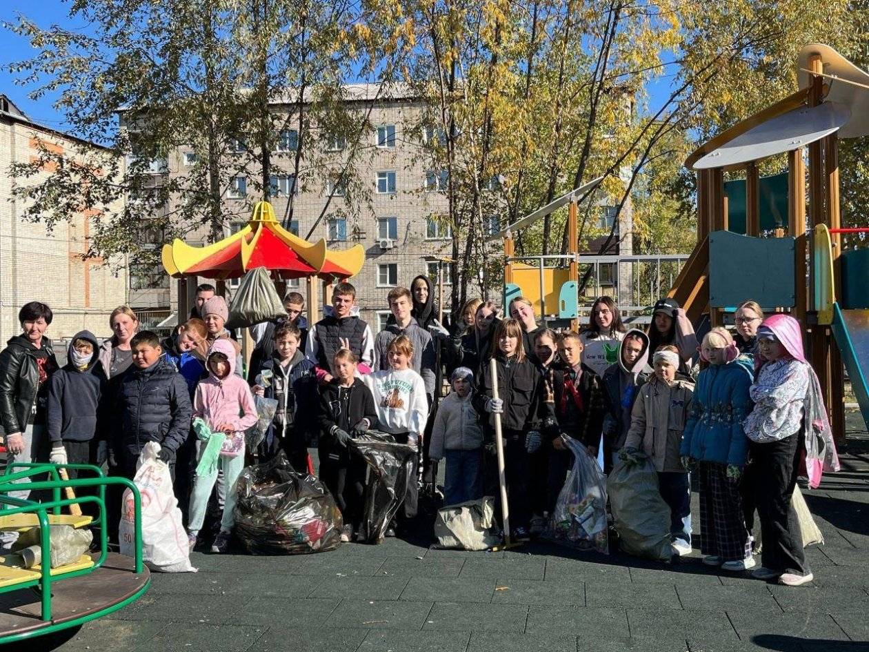 Мётлы, грабли и лопаты взяли в руки жители Хабаровского края и наводят чистоту37