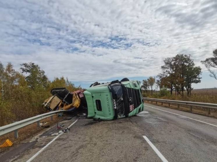 На трассе в ЕАО опрокинулся тягач с прицепом