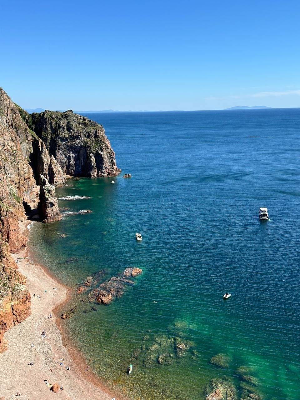 Несмотря на осень: в Приморье найден пустующий пляж с теплой водой — фото4