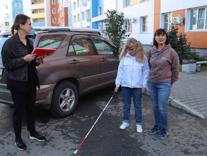 Обследование важного для подростка-инвалида пешего маршрута провели сотрудники мэрии Хабаровска Официальный сайт администрации города Хабаровска