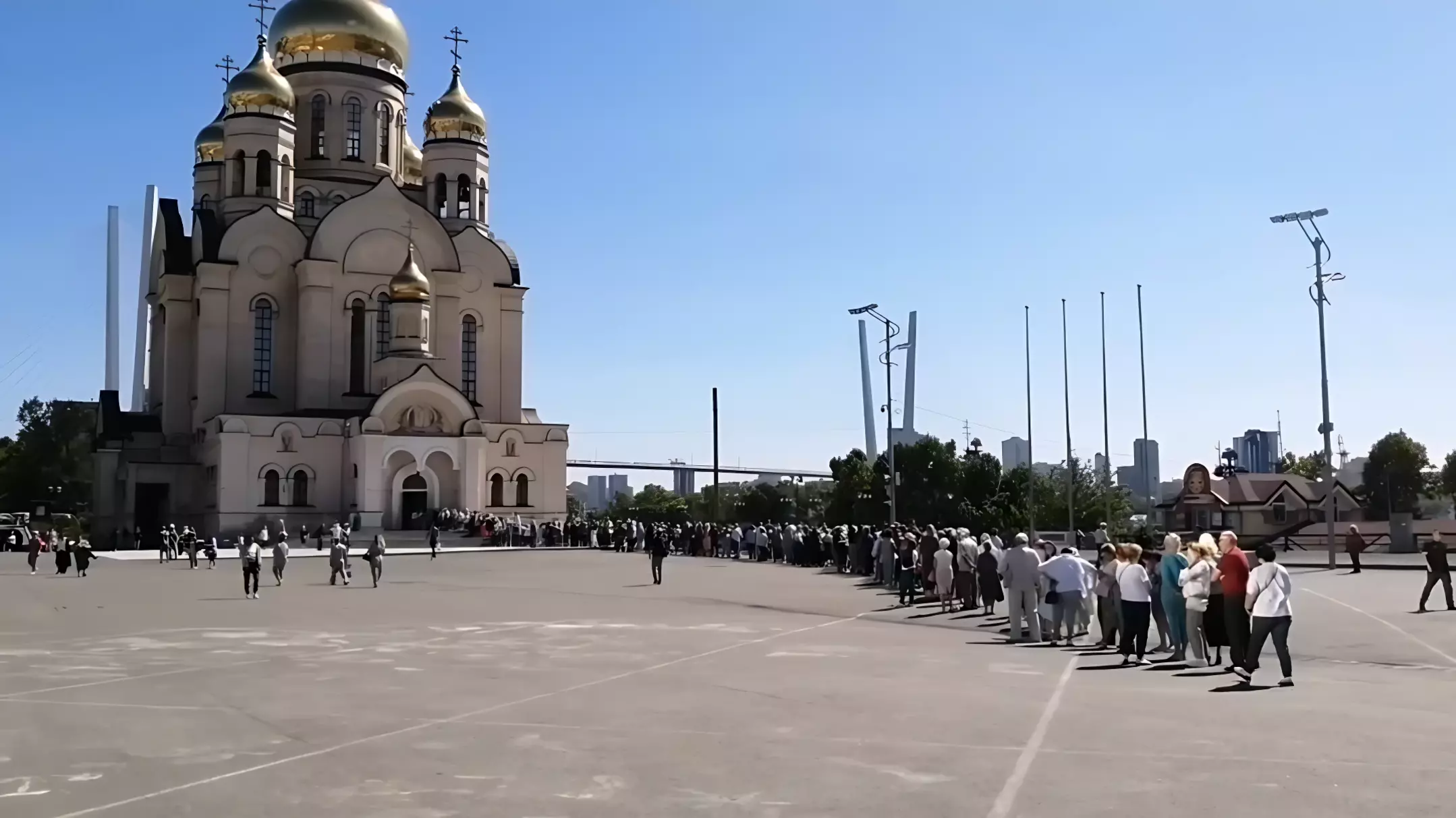 Огромные очереди в самом центре Владивостока — куда все спешат? — фото, видео1