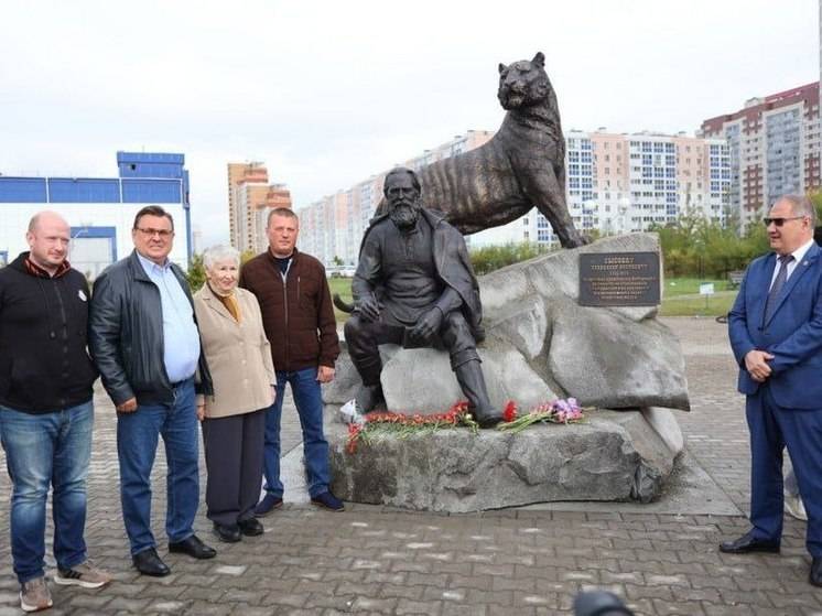 Памятник писателю Всеволоду Сысоеву открыли в Хабаровске