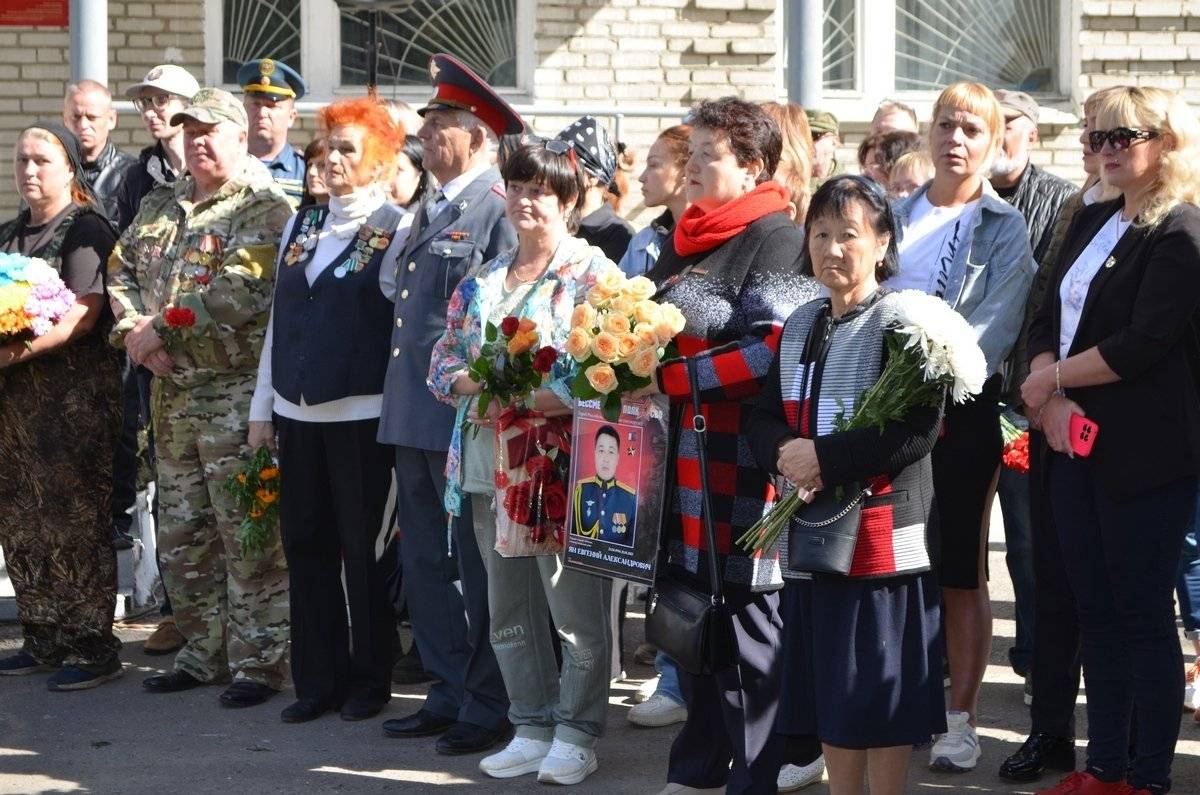 Памятный знак землякам-комсомольчанам, участвующим в СВО открыли в Комсомольске-на-Амуре6