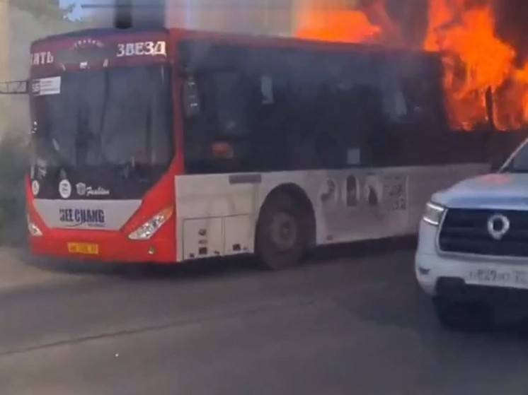 Пассажирский автобус вспыхнул в Хабаровске