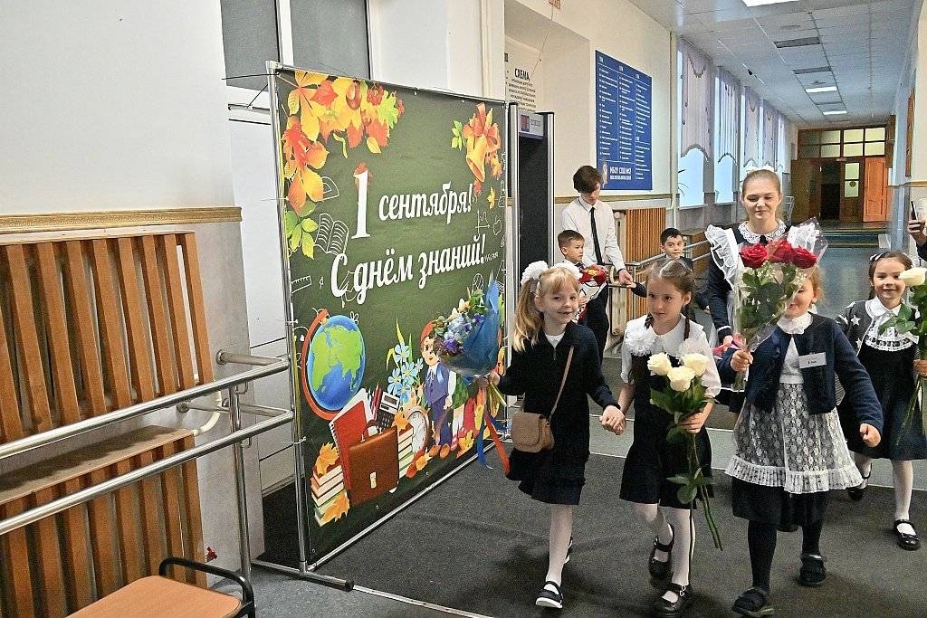 Первый школьный звонок в Хабаровске прозвенел для семи тысяч первоклашек16