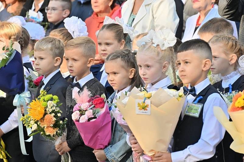 Сегодня во всех школах краевого центра прошли линейки, посвященные началу учебного года Пресс-служба администрации Хабаровска