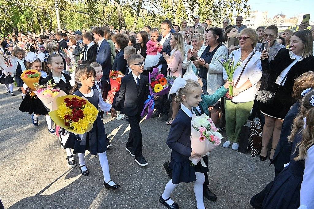 Первый школьный звонок в Хабаровске прозвенел для семи тысяч первоклашек10