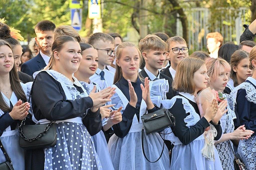 Первый школьный звонок в Хабаровске прозвенел для семи тысяч первоклашек4