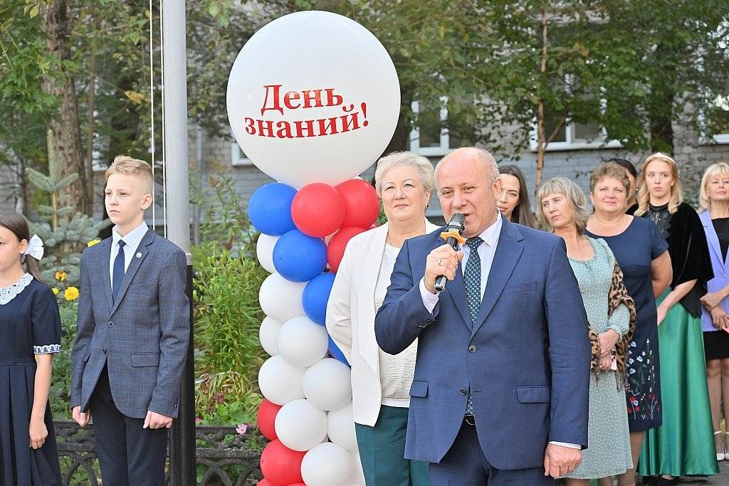 Первый школьный звонок в Хабаровске прозвенел для семи тысяч первоклашек6