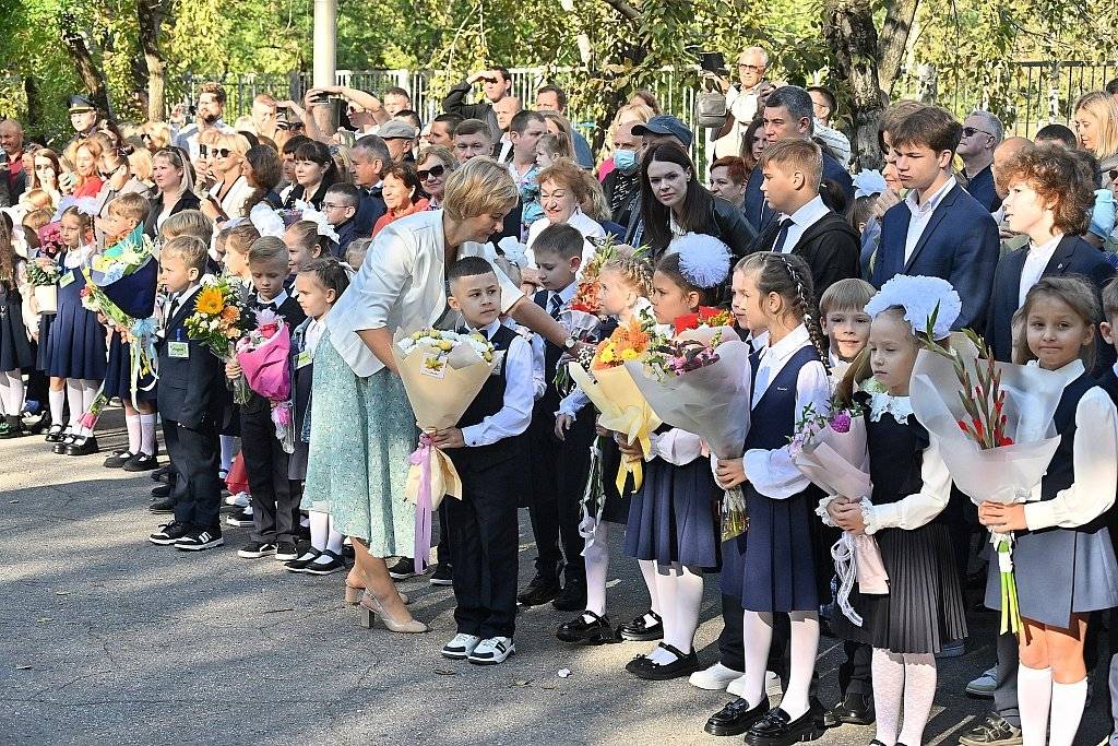 Первый школьный звонок в Хабаровске прозвенел для семи тысяч первоклашек9