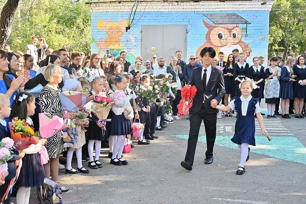 Первый школьный звонок в Хабаровске прозвенел для семи тысяч первоклашек11