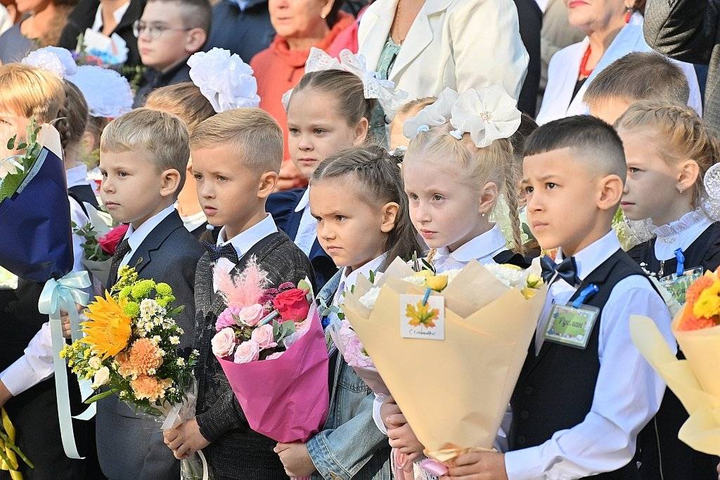 Первый школьный звонок в Хабаровске прозвенел для семи тысяч первоклашек7