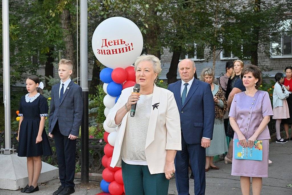 Первый школьный звонок в Хабаровске прозвенел для семи тысяч первоклашек5