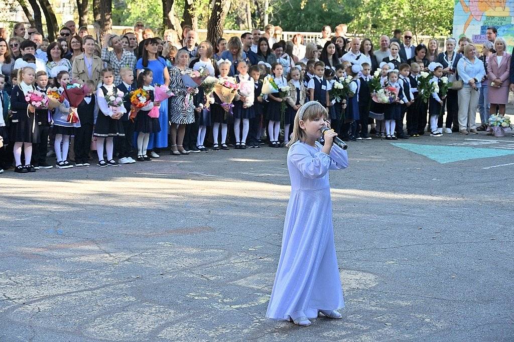 Первый школьный звонок в Хабаровске прозвенел для семи тысяч первоклашек13