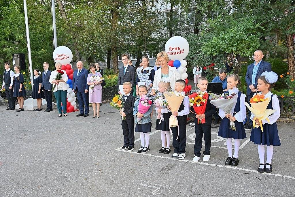 Первый школьный звонок в Хабаровске прозвенел для семи тысяч первоклашек3