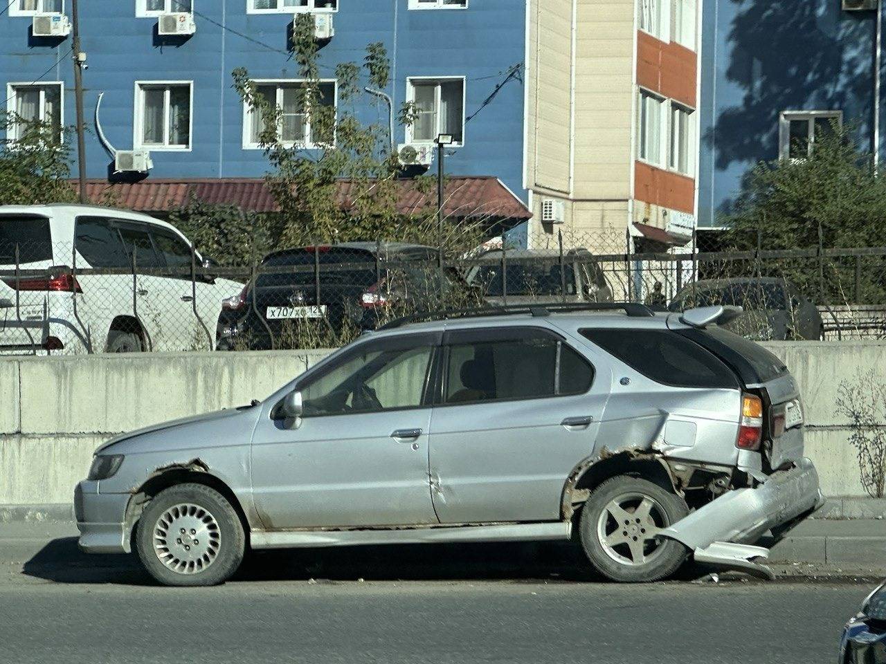 Почти потерял бампер и парализовал целую улицу: ДТП усугубило пробку во Владивостоке0