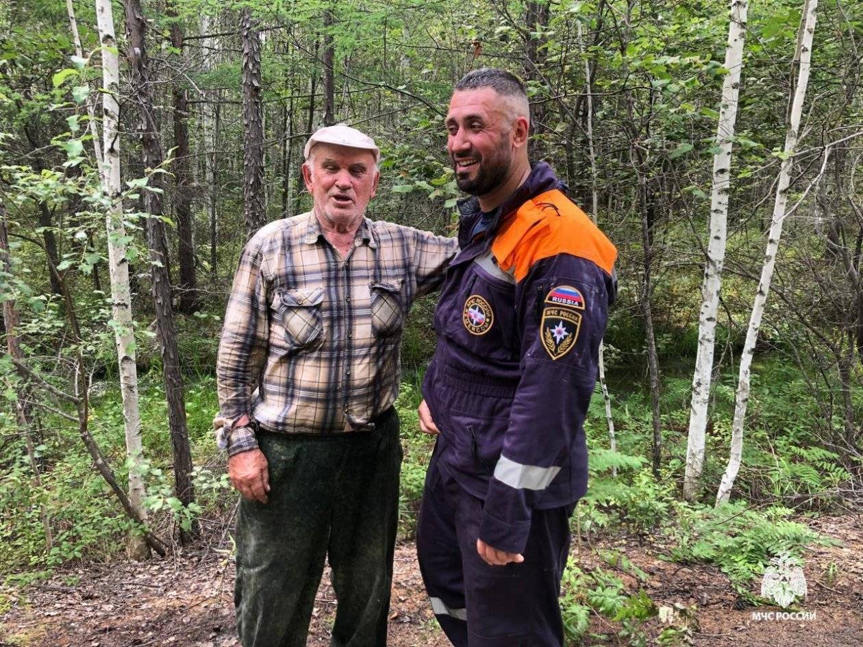 Пробегавший мимо пёс спас потерявшихся в лесу грибников в Хабаровском крае1