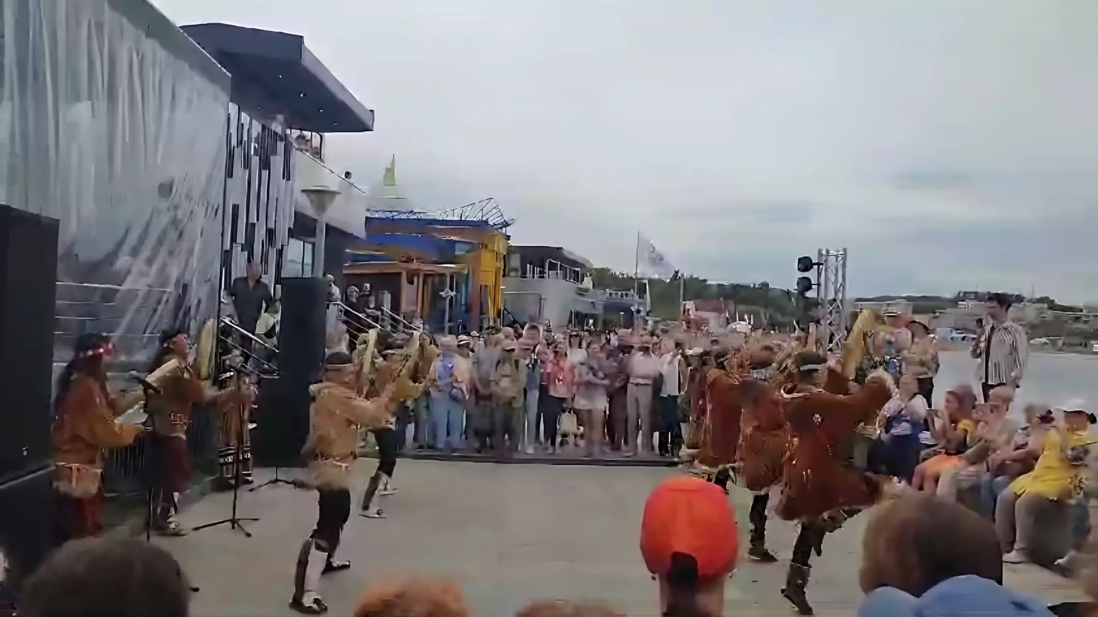 Пробка стоит даже на пешеходной улице во Владивостоке0