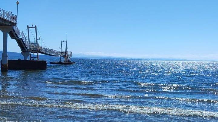 Солнце жарит, вода хорошая: туристы наслаждаются отдыхом на пляжах в Приморье — фото0