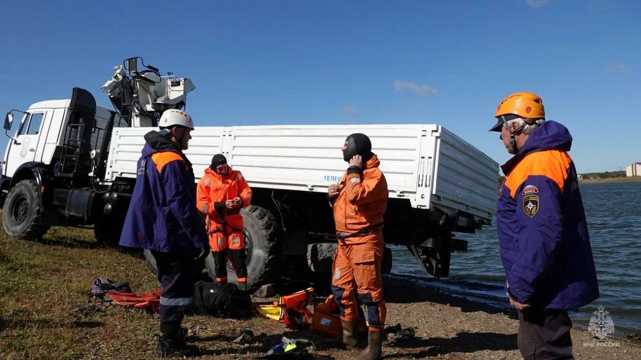 Спасатели МЧС эвакуировали из озера в Хабаровском районе утонувший автомобиль1