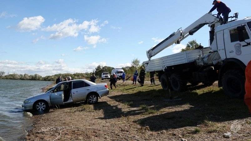 Спасатели МЧС эвакуировали из озера в Хабаровском районе утонувший автомобиль Пресс-служба ГУ МЧС России по Хабаровскому краю