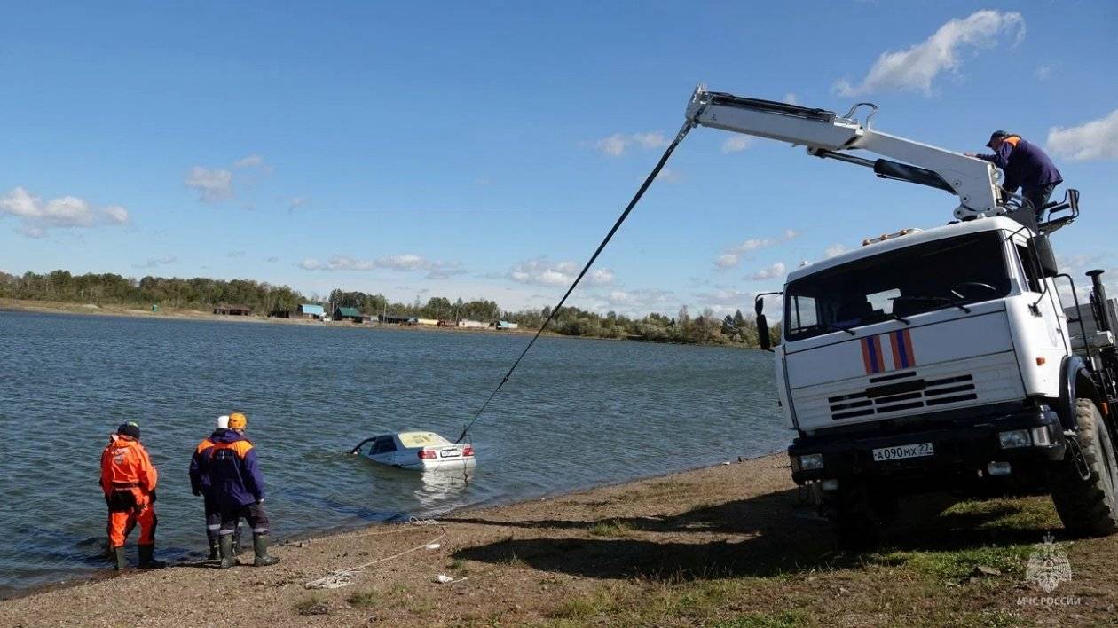 Спасатели МЧС эвакуировали из озера в Хабаровском районе утонувший автомобиль3