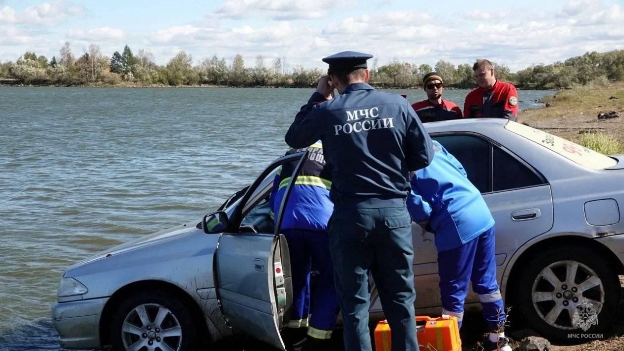 Спасатели МЧС эвакуировали из озера в Хабаровском районе утонувший автомобиль4