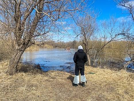 Спасатели МЧС подняли утонувший автомобиль с телом водителя из озера под Хабаровском