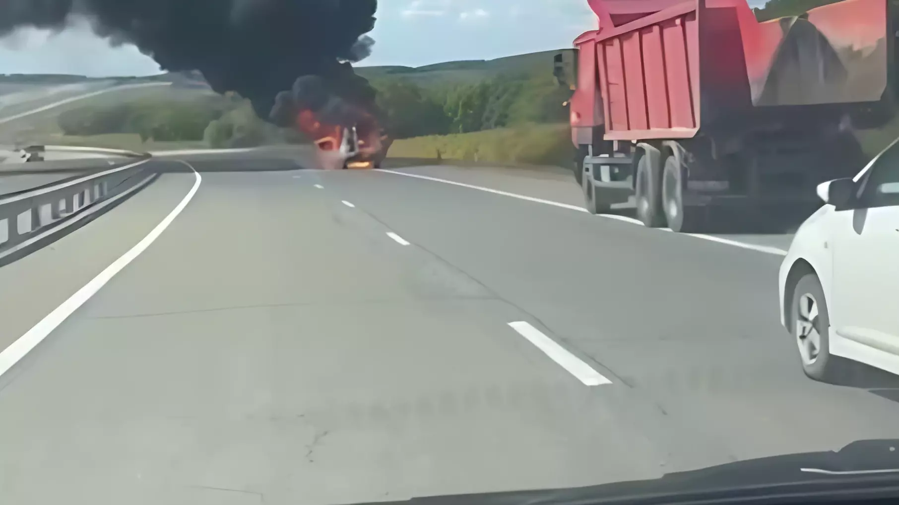 «Страшно проезжать»: автомобиль загорелся прямо на трассе в Приморье — видео0