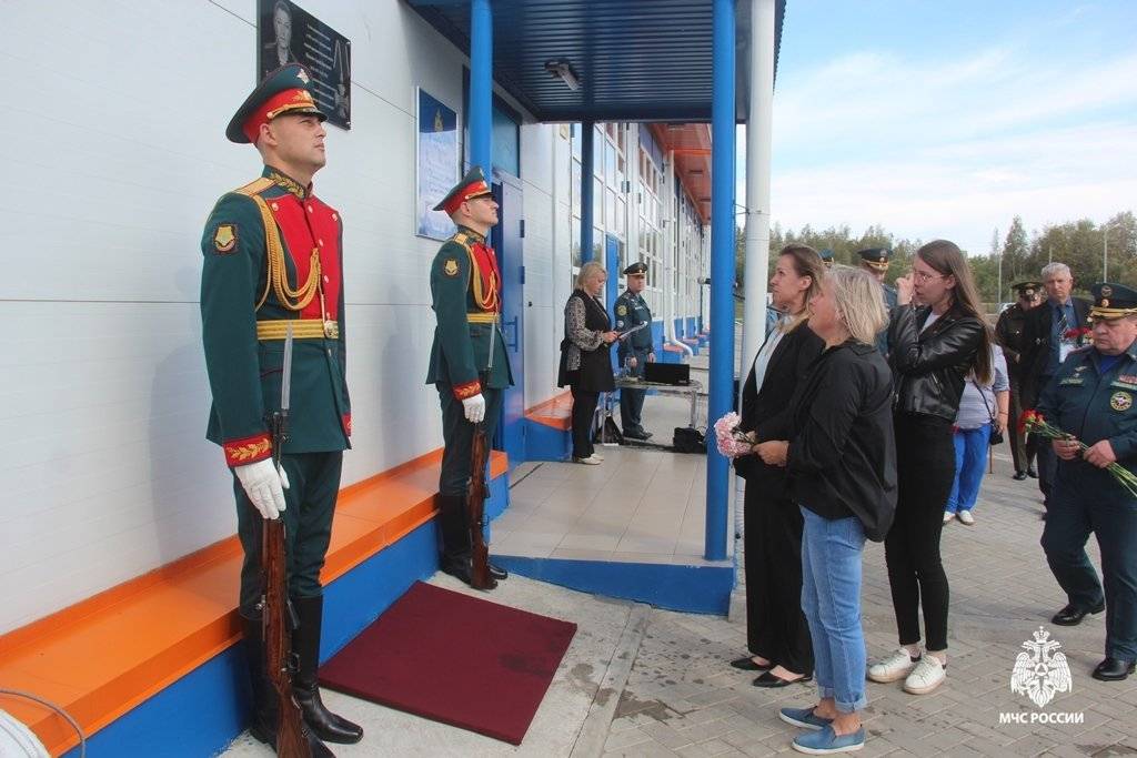 В Хабаровске открыли памятную доску ветерану пожарной охраны и герою СВО8