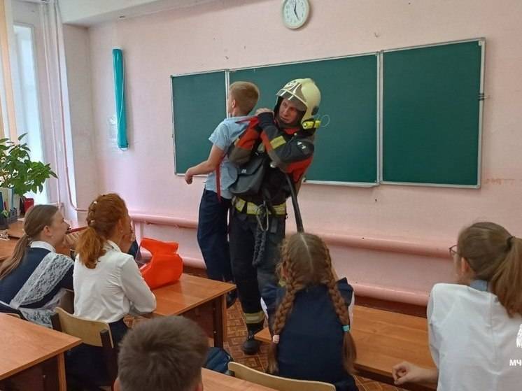 В Хабаровском крае специалисты МЧС рассказали школьникам, что делать в случае пожара