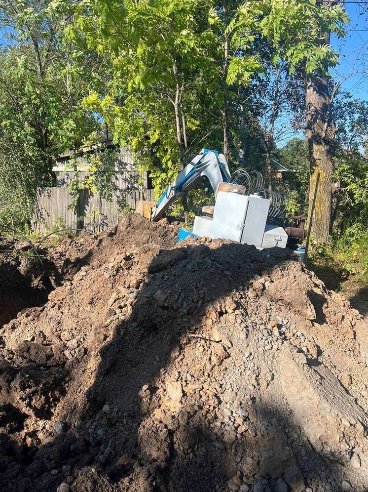 В Хабаровском крае во время укладки водопровода обрушилась стена ямы