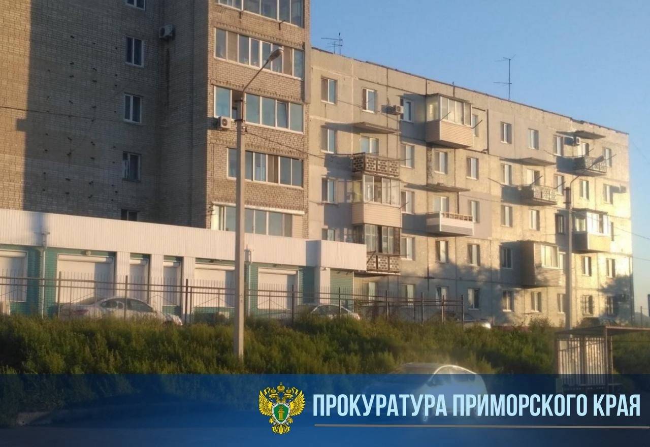 В Приморье школьник провалился в вентиляционную шахту, играя на крыше дома0