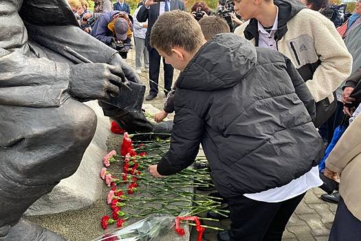 В Хабаровске открыли памятник писателю Всеволоду Сысоеву